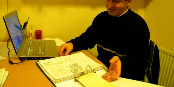 Mihai soseşte primul în local şi pleacă ultimul pentru a fi cu hârtiile la zi
