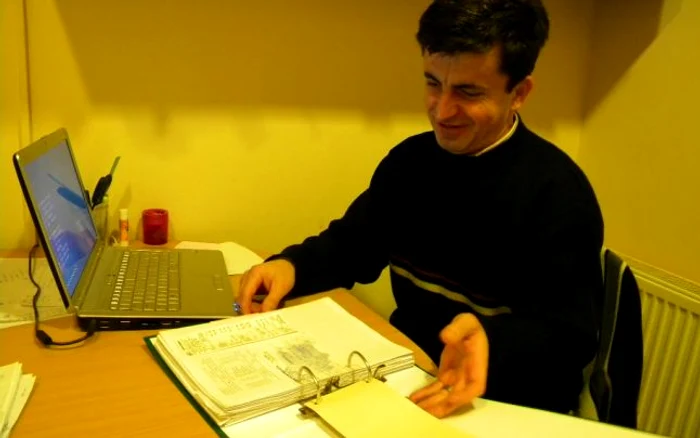 Mihai soseşte primul în local şi pleacă ultimul pentru a fi cu hârtiile la zi