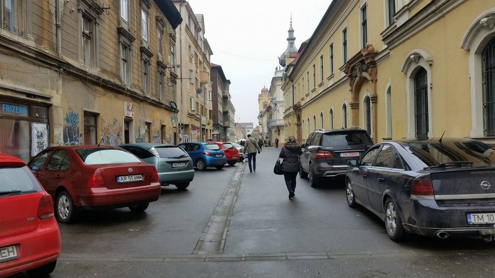O nouă aplicație permite pietonilor să „sacționeze” șoferii care parchează ilegal. Mii de sesizări au fost deja trimise