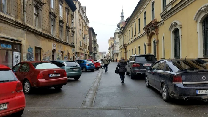 Maşini parcate neregulamentar în zona pietonală FOTO Debanat.ro