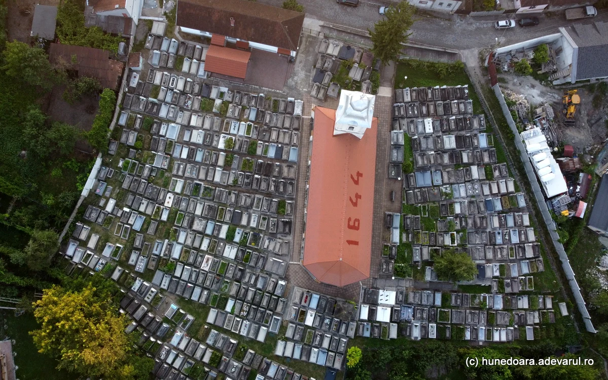 Biserica reformată și cimitirul ei. Foto: Daniel Guță. 