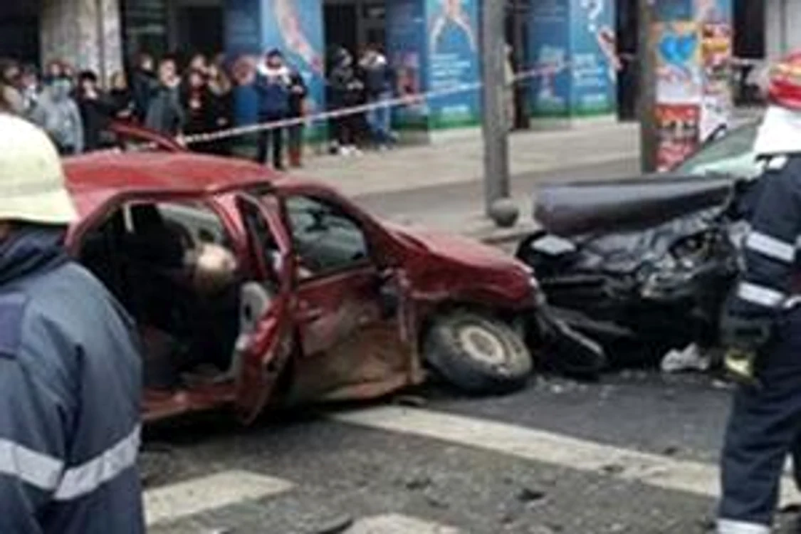 
    Imagini de la accidentul din Piaţa Romană, surprinse de camerele de supraveghere din intersecţieFoto: Captură Pro TV  