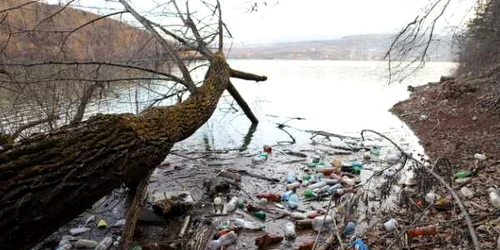 lacul cincis gunoaie foto daniel guta adevarul
