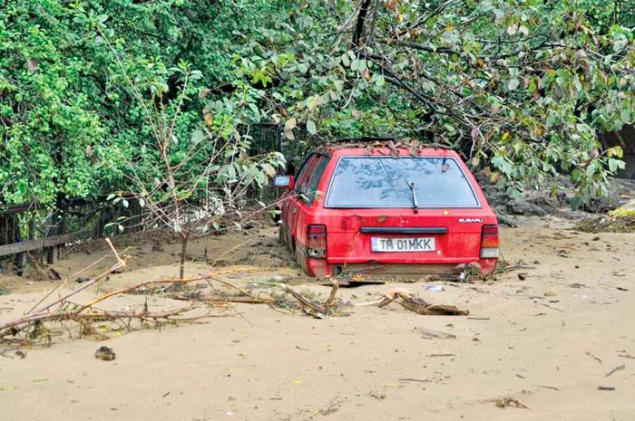 Mașinile au fost luate de ape