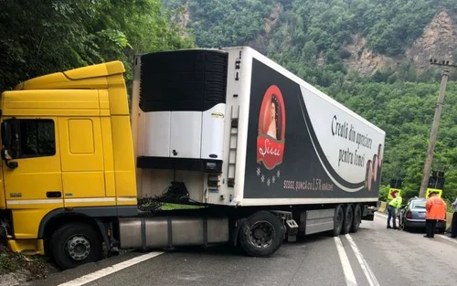 Accident cu un TIR şi două autoturisme pe DN7 - Lotrişor Foto Adevărul