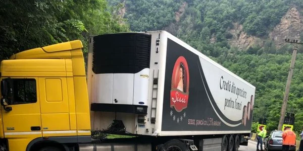Accident cu un TIR şi două autoturisme pe DN7 - Lotrişor Foto Adevărul