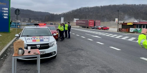 Acţiune umanitară pe DN 7 la graniţa cu Argeş a poliţiştilor vâlceni pentru refugiaţii ucraineni Foto DMS