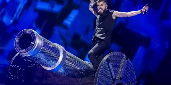 Alex Florea reprezentând România interpretează melodia Yodel It în timpul concursului Eurovision la Centrul Internaţional de Expoziţii (IEC) din Kiev Ucraina FOTO Gulive / Getty Images / Michael Campanella
