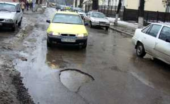 Zăpada a săpat adânc în străzile Buzăului