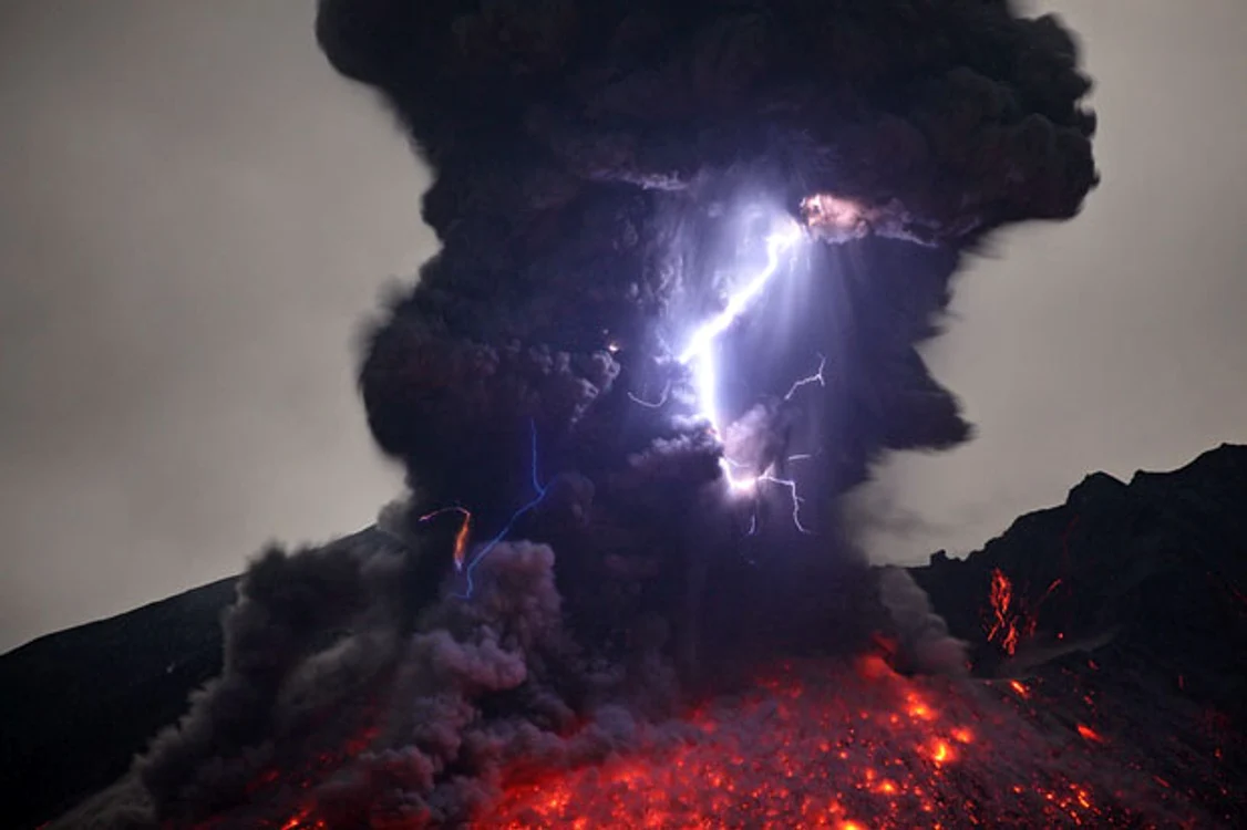 
    În timpul erupției, vulcanul produce energie staticăFoto PetaPixel.com  