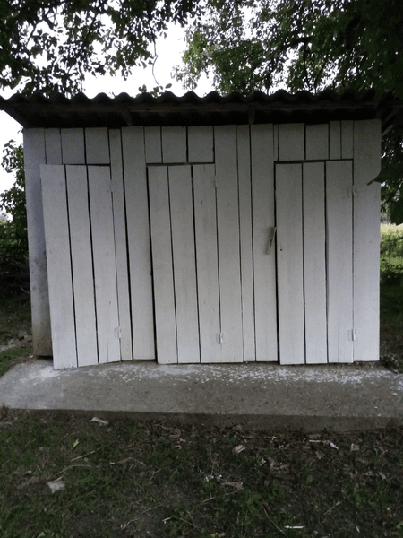 Școala cu WC în curte, dar cu primar penal, care bagă bani publici în propriul restaurant