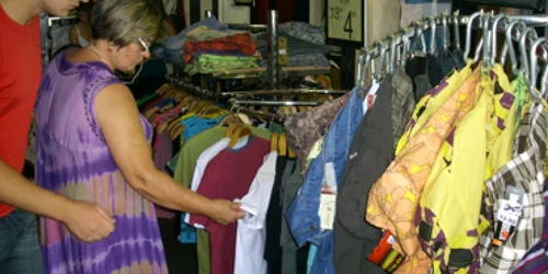 Bacău: Reduceri mari la preţul hainelor de vară