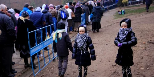 Pelerinaj la mormântul părintelui Arsenie Boca. FOTO