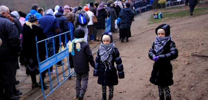 Pelerinii au stat ore în şir la cozi pentru a putea ajunge la mormântul părintelui Arsenie Boca. FOTO: Daniel Guţă. ADEVĂRUL.