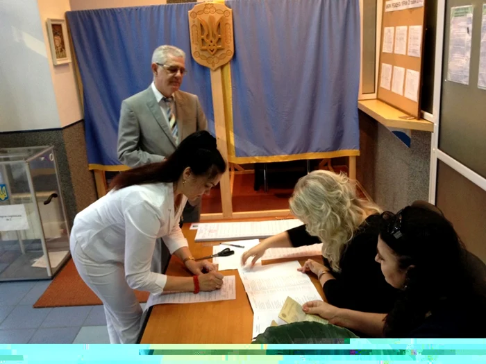 Cetăţenii ucraineni din Moldova şi nordul Ardealului votează pentru preşedintele Ucrainei la secţia de votare de la Consulatul General al Ucrainei la Suceava. FOTO: Dinu ZARĂ