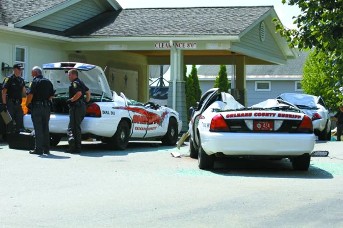 Fermierul a strivit mai multe maşini cu un tractor uriaş