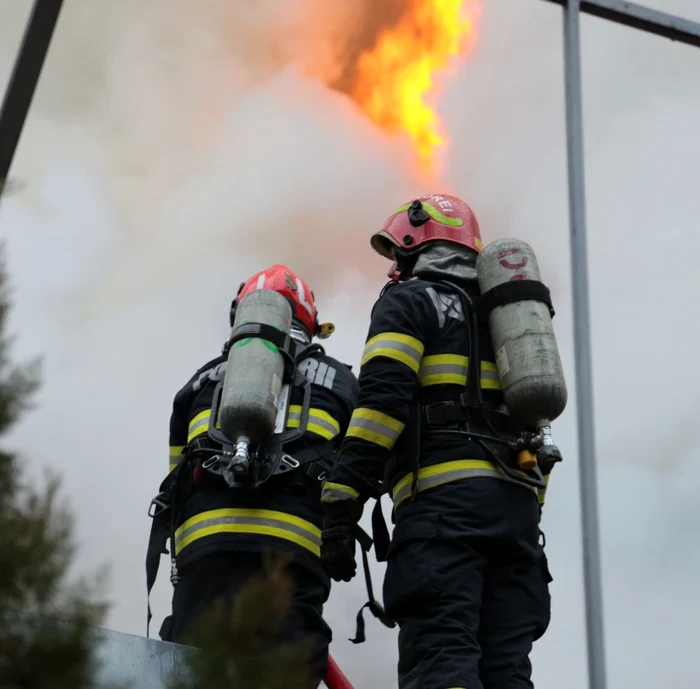 Pompierii luptându-se cu flăcările/FOTO: ISU