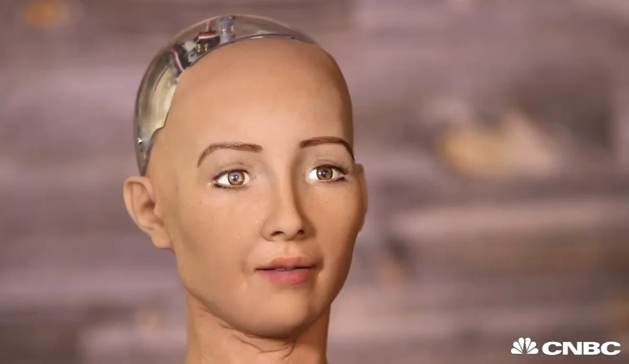 
    Sophia este primul pas către crearea unei populaţii de androizi, al căror rol ar trebui să fie acela de asistenţi ai oamenilorCaptură video  
