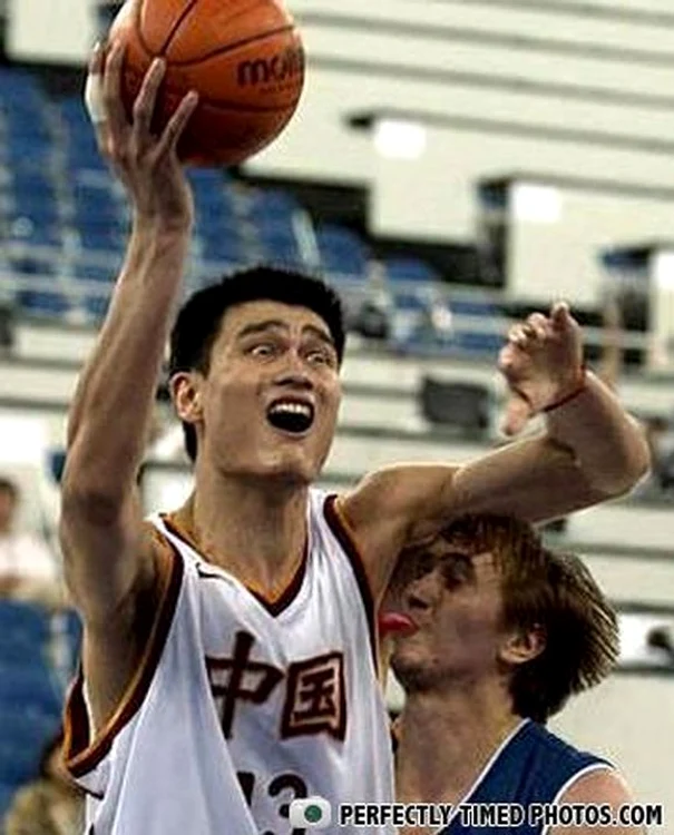 5. Doi baschetbaliști care par mult prea apropiați