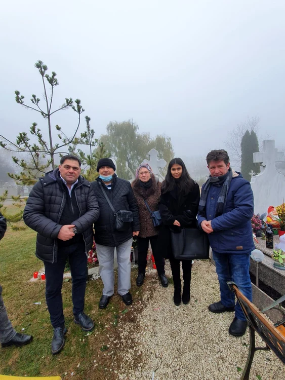 Tânăra brunetă de lângă doamna Belu este Sasha, fiica Vivianei