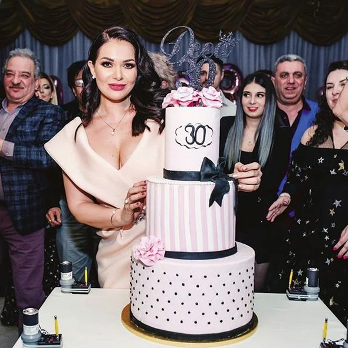 Deea Maxer, tort cu trei etaje