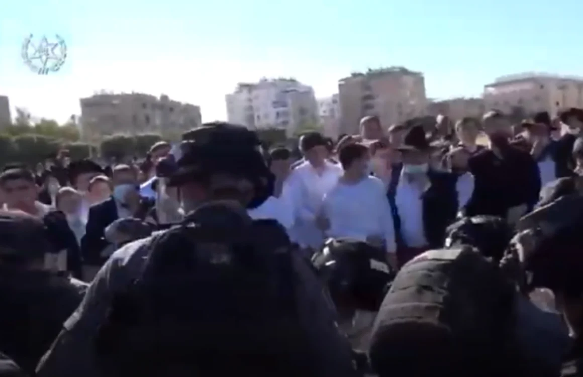 Evreii ultraortodocşi din Israel s-au încleştat cu forţele de ordine care au impus închiderea şcolilor Foto captură You Tube