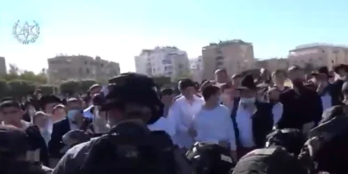 Evreii ultraortodocşi din Israel s-au încleştat cu forţele de ordine care au impus închiderea şcolilor Foto captură You Tube