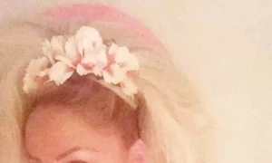 Fotomodelul Sânziana  Buruiană şi a ridicat  pomeţii, ca să  arate ca n anii de liceu jpeg