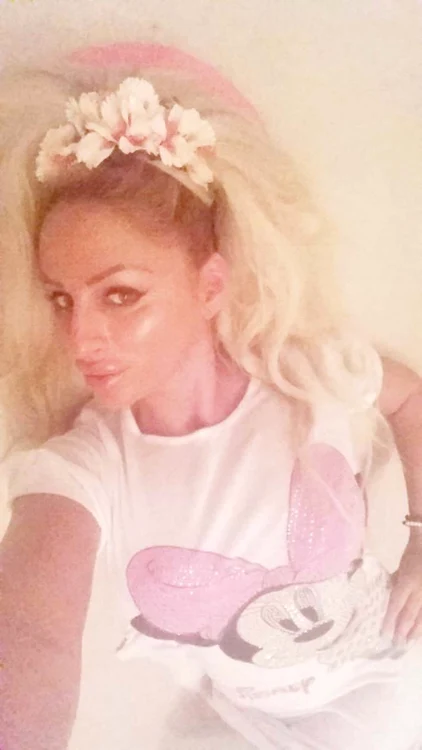 Fotomodelul Sânziana  Buruiană şi-a ridicat  pomeţii, ca să  arate ca-n anii de liceu