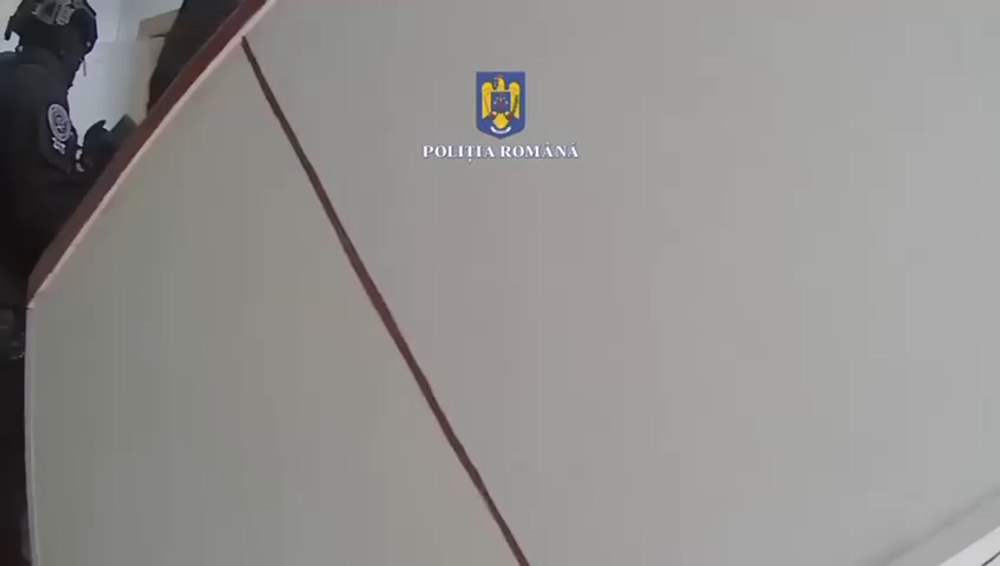 Mascații Poliției au salvat un bătrân sechestrat de fiul său în locuință VIDEO