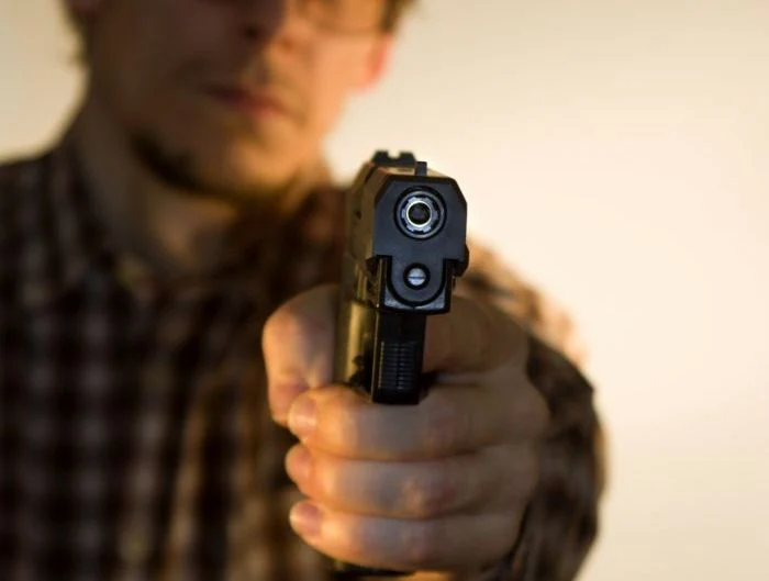 Șofer amenințat cu pistolul în parcarea unui complex comercial din București