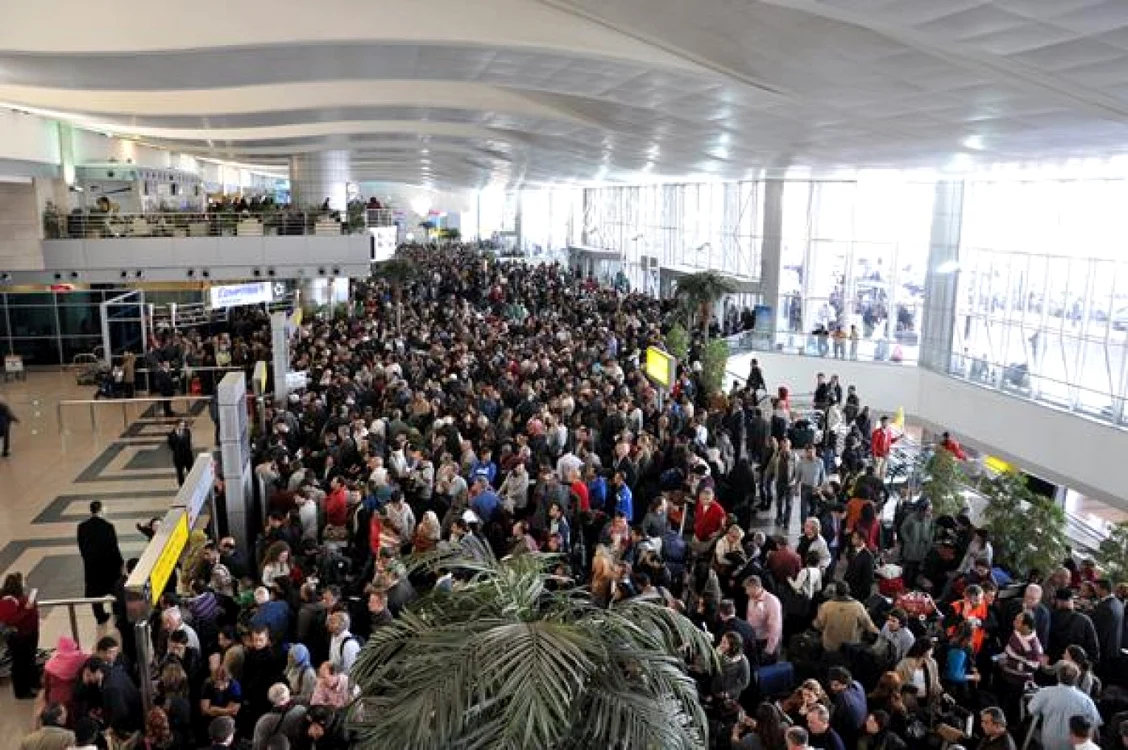 Măsurile de securitate au fost sporite pe Aeroportul Internaţional din Cairo. FOTO: Twitter/Sputnik