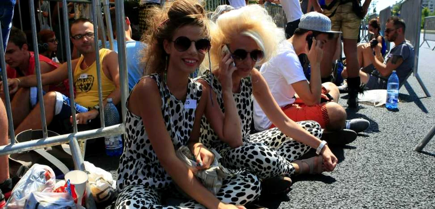 Fanii înfocaţi ai cântăreţei Lady Gaga au venit, în Piaţa Constituţiei, îmbrăcaţi în ţinute extravagante 