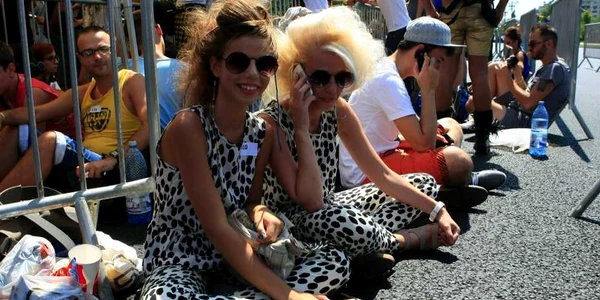 Fanii înfocaţi ai cântăreţei Lady Gaga au venit, în Piaţa Constituţiei, îmbrăcaţi în ţinute extravagante 