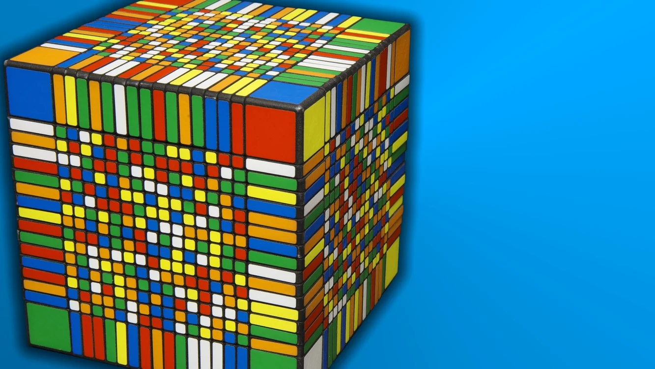 
    Cel mai mare cub Rubik are de 18 ori mai multe cuburi decât varianta originală  