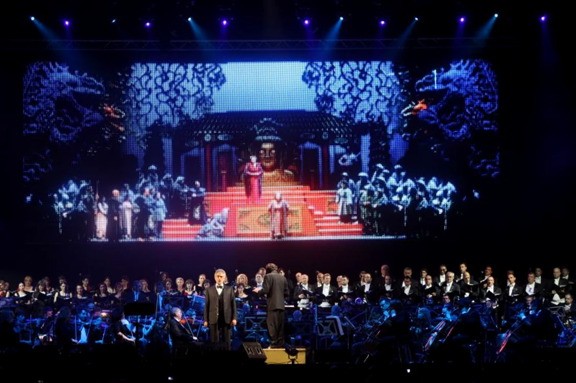 Andrea Bocelli i-a avut invitaţi în spectacol pe Angela Gheorghiu şi Cezar Ouatu. (Foto: Sever Gheorghe)