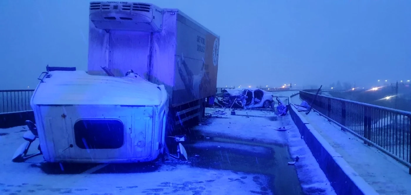 Accident pe DN 1 în zona Avrig - Sibiu din cauza unei depăşiri neregulamentare care a blocat traficul pe această arteră trei ore Foto Adevărul