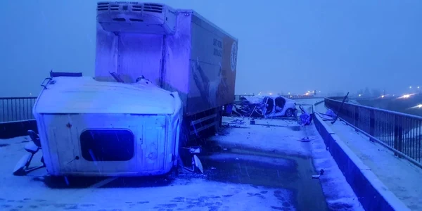 Accident pe DN 1 în zona Avrig - Sibiu din cauza unei depăşiri neregulamentare care a blocat traficul pe această arteră trei ore Foto Adevărul