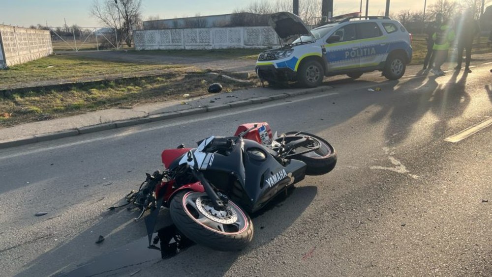 Un motociclist a intrat într-o mașină de poliție la Timișoara. Bărbatul de 35 de ani a ajuns la spital