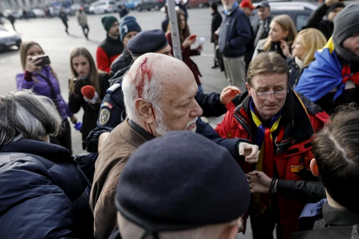 Gelu Voican Voiculescu a fost scos din mulţime cu capul spart FOTO Inquam Photos / George Calin