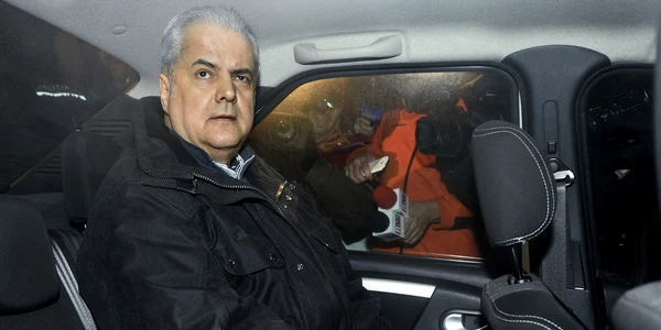 Adrian Nastase este insotit catre penitenciarul Rahova - 6 ianuarie 2014 FOTO Mediafax