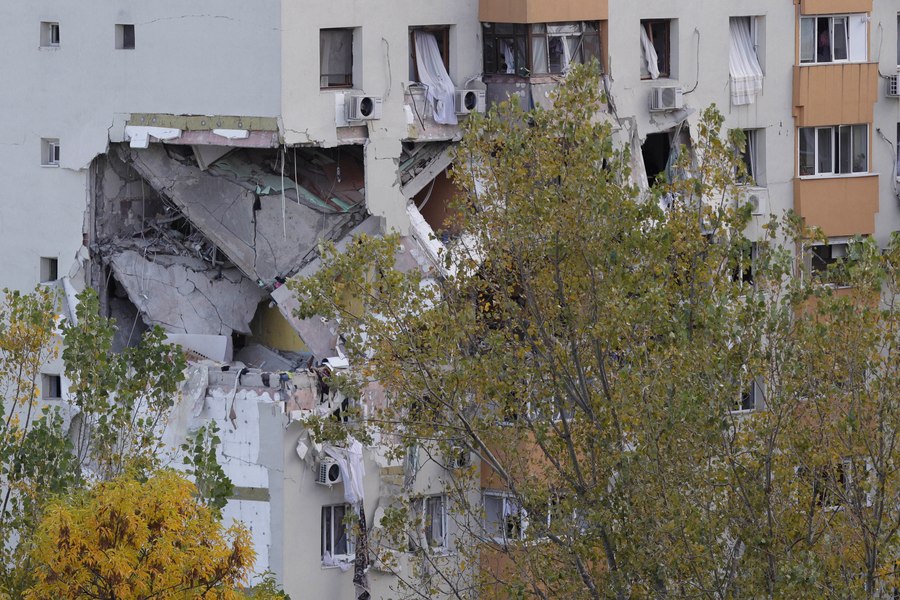 Apar imagini cu persoane care intră într-un bloc afectat de explozie. Prefectul Capitalei: „Nu sunt de la incidentul din Rahova”