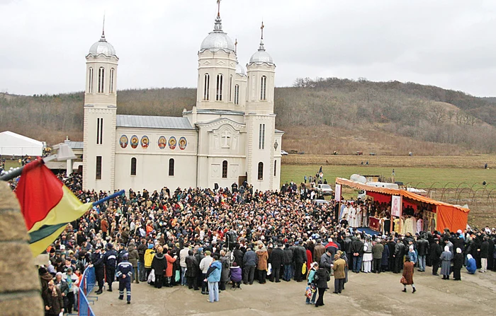 
    Înainte de pandemie,  mii de pelerini veneau  la Mănăstirea  Peştera Sfântului  Apostol Andrei  FOTO: Mediafax   