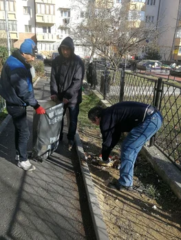 Jurnalistul vâlcean Adrian Pană pus să strângă gunoiul de pe străzile din Râmnicu Vâlcea - muncă în folosul comunităţii în locul unor amenzi Foto Adrian Pană