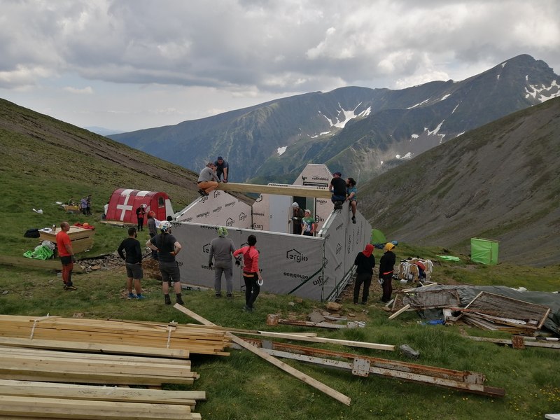 Refugiu montan refăcut de voluntari într-una dintre cele mai dificile zone din Făgăraș. Vechiul refugiu a fost vandalizat