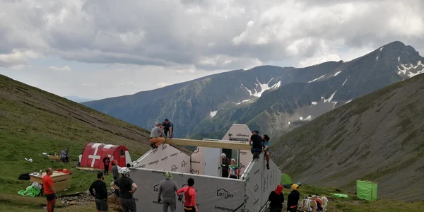 Lucrari refugiu Scara 03  foto Asociatia Montana Carpati jpg