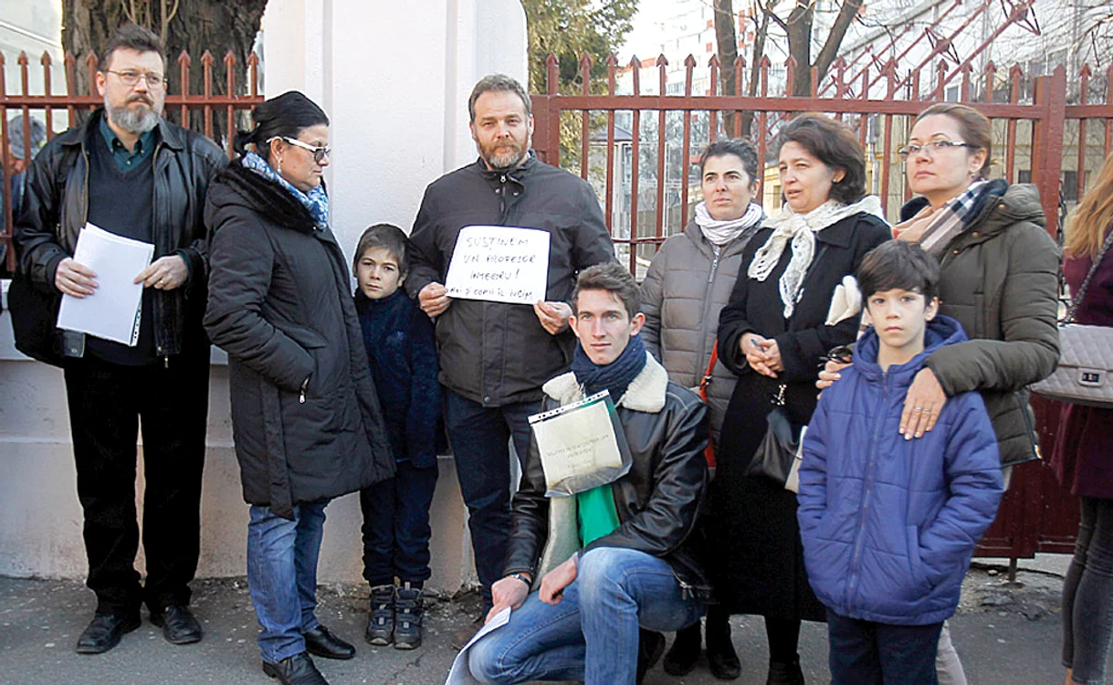 Mai mulţi copii şi părinţi s-au adunat în faţa liceului ca să-şi apere dascălul
