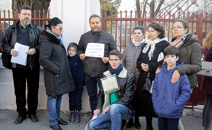 Mai mulţi copii şi părinţi s-au adunat în faţa liceului ca să-şi apere dascălul