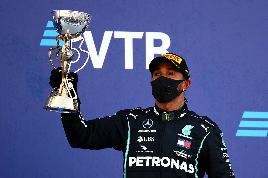 
    Penalizat cu 10 secunde, Lewis Hamilton a reușit să termine pe locul 3 cursa de la Soci Foto: Guliver / GettyImages  