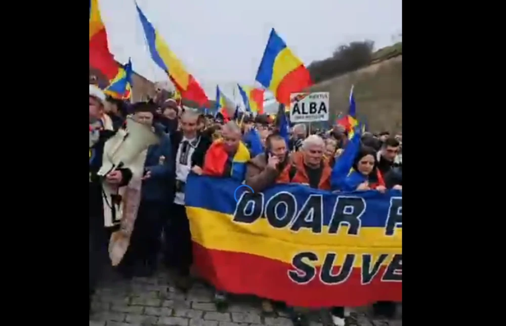 Ruptură în tabără suveranistă: George Simion și Călin Georgescu, mitinguri separate la Alba Iulia